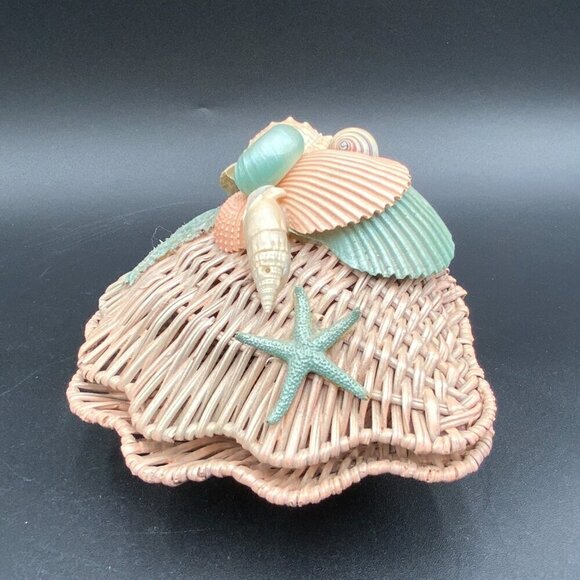 Rare Vintage Wicker Clam Shell with Seashells Storage 1990's - Picture 5 of 9